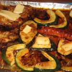 A szabad tűzön sütéskor a parázs fölé a kolbász és a hús mellé ételízesítővel megszórt cukkini szeleteket is teszünk