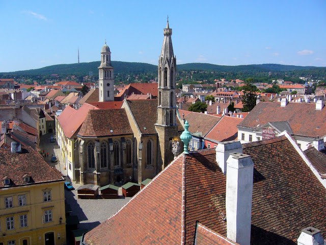 Soproni látkép, a középpontban a Nagyboldogasszony bencés templom, vagy másik nevén Kecske templom.