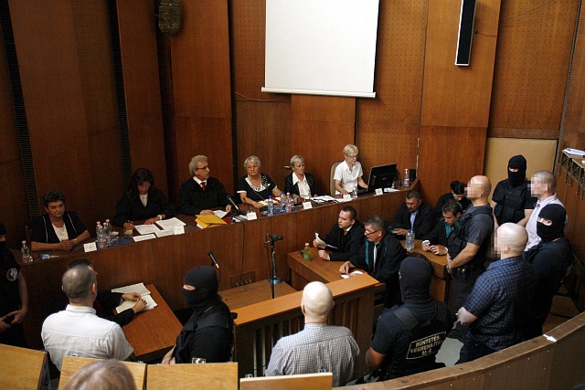 Miszori László bíró (b3) és a vádlottak (háttal) a romák elleni hat halálos áldozatot követelő fegyveres, Molotov-koktélos támadások tárgyalásán a Budapest Környéki Törvényszéken 2013. augusztus 6-án. MTI (Fotó: Szigetváry Zsolt)