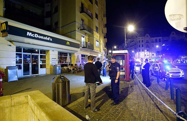 Rendőrök a budapesti Móricz Zsigmond körtéren egy gyorsétteremnél, a lövöldöző S. Ábel miatt. A lövöldözés során személyi sérülés nem történt. (MTI Fotó: Mihádák Zoltán)