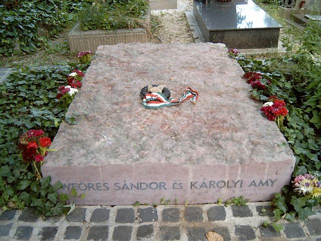 100 éve született Weöres Sándor. A költőnek és feleségének, Károlyi Amynak sírja Budapesten. Farkasréti temető: 9/1-1-182/184. (Foto: Wiki - Dr Varga József )