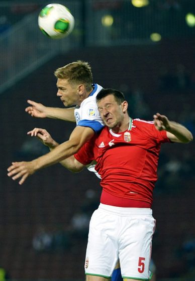 Magyarország - Észtország 5 - 1 Az észt Jarmo Ahjupera és Elek Ákos a labdarúgó-világbajnokság európai selejtezőinek D csoportjában vívott Magyarország - Észtország találkozón a Puskás Ferenc Stadionban 2013. szeptember 10-én. (MTI Fotó: Beliczay László)