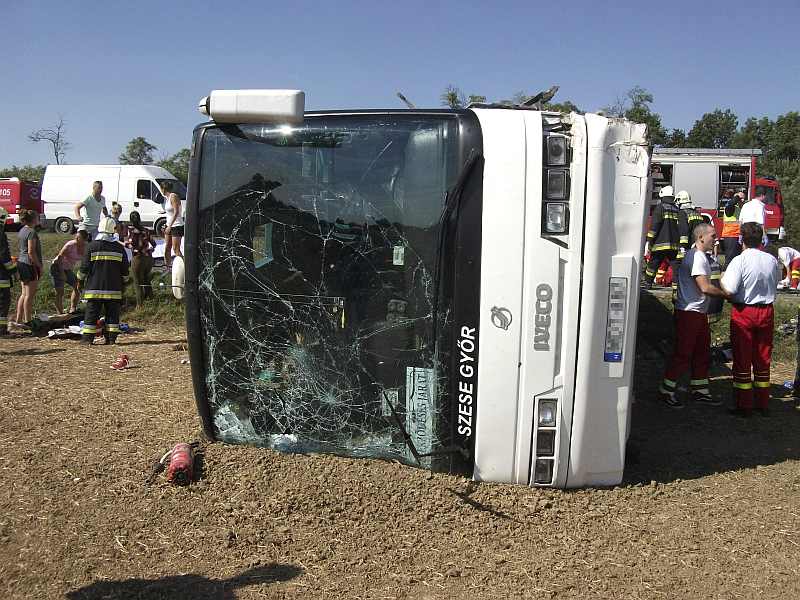 Mentősök látják el a buszbaleset sérültjeit egy oldalára borult, összeroncsolódott autóbusz mellett 2013. szeptember 7-én