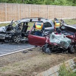 Debrecen, 2013. szeptember 14. Súlyos baleset helyszínén rendőrök dolgoznak a 354-es úton, Debrecen határában, Bocskaikert térségében 2013. szeptember 14-én, ahol két személygépkocsi frontálisan ütközött össze. A balesetet okozó gépkocsi férfi vezetője, valamint a szemből érkező kocsiban ülő férfi és nő a helyszínen meghalt.