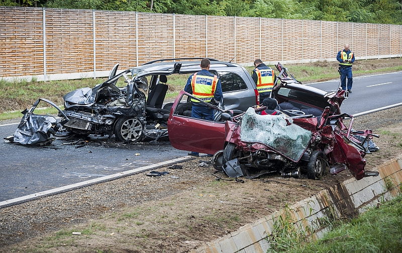 Debrecen, 2013. szeptember 14. Súlyos baleset helyszínén rendőrök dolgoznak a 354-es úton, Debrecen határában, Bocskaikert térségében 2013. szeptember 14-én, ahol két személygépkocsi frontálisan ütközött össze. A balesetet okozó gépkocsi férfi vezetője, valamint a szemből érkező kocsiban ülő férfi és nő a helyszínen meghalt.