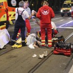 Mentők ellátnak egy sérültet Budapesten, a Szabadság hídon, aki megsérült egy kötélhúzó versenyen 2013. szeptember 17-ére virradó éjjel.