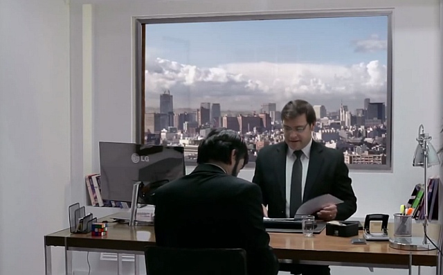 Állásinterjú az LG Ultra HD technológiájának bemutató videója. Szemben a férfi mögött nem ablak van - az a televízió!