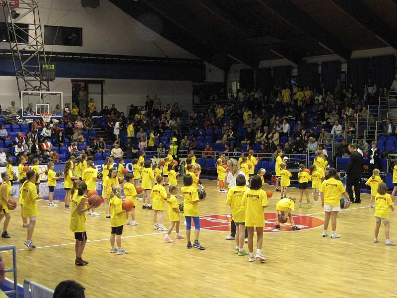 Szezonnyitó ünnepség a soproni kosárlabda utánpótlás bemutatójával 2010-ből.