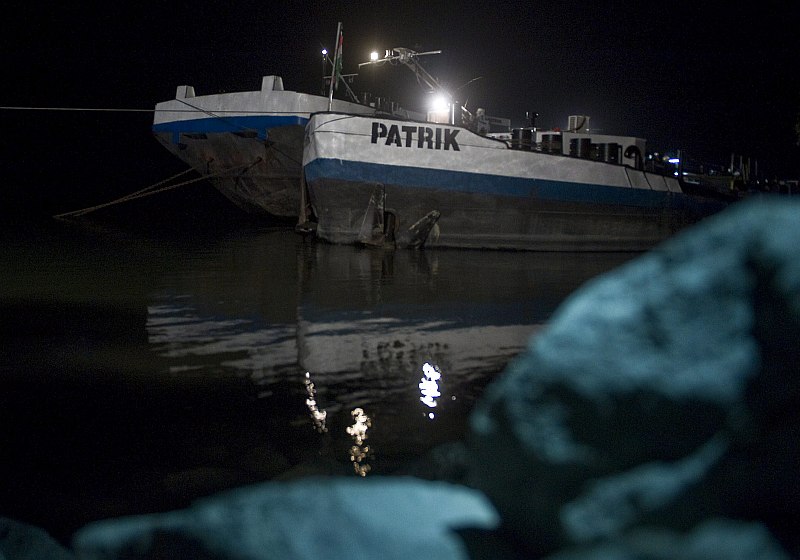A Dunaföldvárnál megfeneklett, több mint egymillió liter gázolajat szállító, Patrik nevű, szerb felségjelű önjáró tankerhajó 2013. október 7-én.