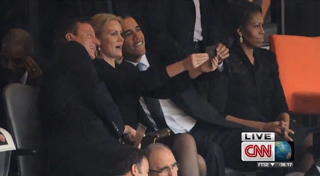 Kellemes mosoly, selfie - ez tényleg az elhunyt Mandela megemlékezésén történt? Sajnos ott. (Kép: youtube)