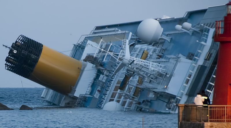 Costa Concordia üdülőhajó a szerencsétlenség után - azóta már felállították a hajóroncsot. (Kép: wikipédia)