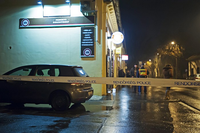 Rendőrök dolgoznak egy nemzeti dohányboltnál a X. kerületi Gergely utcában 2014. február 11-én este, miután két fegyveres kirabolta az üzletet.