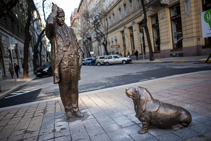 A néhai Peter Falk, a Columbo hadnagyként ismert, magyar felmenőkkel rendelkező amerikai színész életnagyságú bronzszobra és kutyája Budapesten a Falk Miksa utcában 2014. március 13-án.