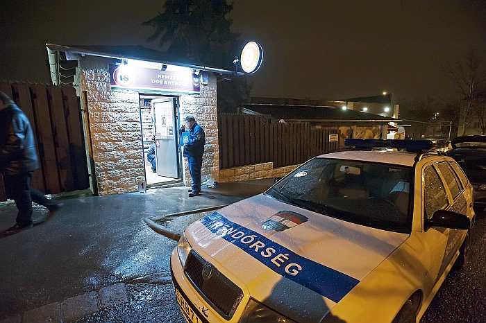 Kirabolták: Nemzeti dohánybolt Budapest, II. kerület Ferenchegyi út Budapest, 2014. március 8. Helyszínelők dolgoznak egy nemzeti dohányboltnál a II. kerületi Ferenchegyi úton, amelyet kirabolt egy fegyveres 2014. március 8-án hajnalban. MTI Fotó: Lakatos Péter
