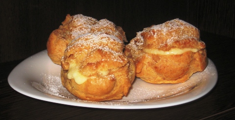 Képviselőfánk A tetejét porcukorral meghintjük