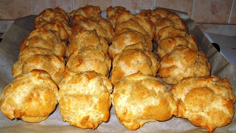 Képviselőfánk tészta sütőpapiron a tepsiben Képviselőfánk tészta sütőpapiron a tepsiben