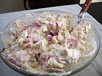 Majonézes krumplisaláta hidegen tálalva Majonézes krumplisaláta hidegen tálalva