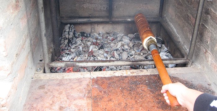 Kürtős kalács sütése a parázs fölött