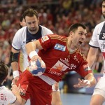Renato Sulic, a Veszprém játékosa (k), valamint Samuel Honrubia (b) és Marko Kopljar (j), a PSG játékosai a férfi kézilabda Bajnokok Ligája negyeddöntőjében vívott MKB-MVM Veszprém - Paris Saint-Germain (PSG) visszavágó mérkőzésen a Veszprém Arénában 2014. április 26-án. MTI Fotó: Kovács Tamás