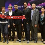 Kállay-Saunders András énekes (b5) a Médiaszolgáltatás-támogató és Vagyonkezelő Alap (MTVA) Kunigunda utcai épületében tartott sajtótájékoztatón 2014. május 12-én. A magyar énekes ötödik helyezést ért el az 59. Eurovíziós Dalversenyen Koppenhágában május 10-én. Mellette Szakos Krisztián zeneszerző-producer (j4), Medveczky Balázs, a Magyar Televízió (MTV) Nonprofit Zrt. vezérigazgatója (j3), Püspök Szilvia, az MTVA nemzetközi referense (j2), Gundel Takács Gábor műsorvezető (j), Tabár Zoltán (b) és Halász Mariann (b2) , az énekes menedzserei és Nyitrai Kata, A Dal 2014 című műsor főszerkesztője (b3).