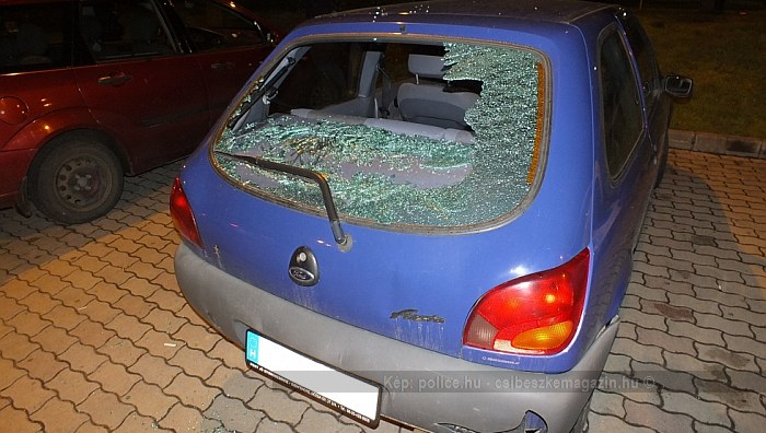 Így nézett ki a hátsó szélvédő, miután befejelte a férfi