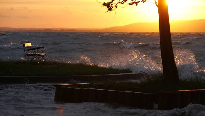 A viharos északi szél miatt kicsap a Balaton vize