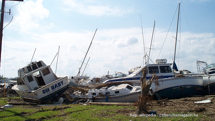 A hurrikán tette partra a hajókat Hurrikán rombolása után (korábbi felvétel)