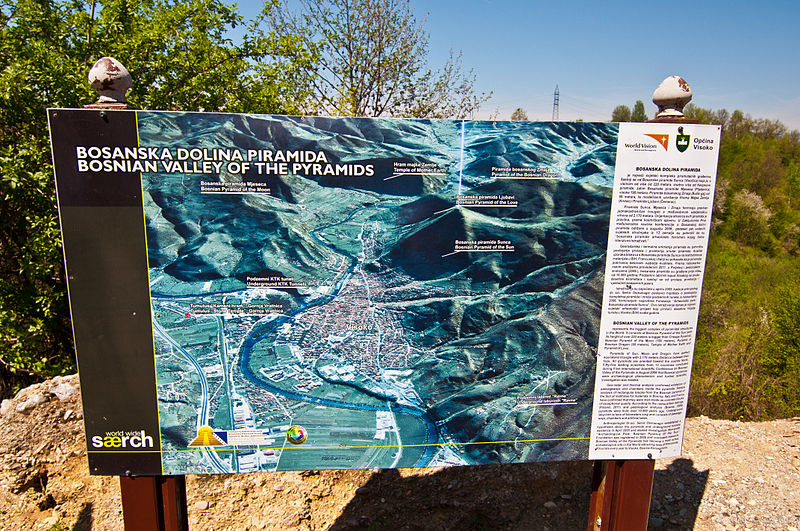 Turistáknak eligazító tábla a piramis rendszerhez