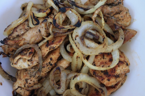 Csirke roston, hagymakarikával Csirke roston, hagymakarikával