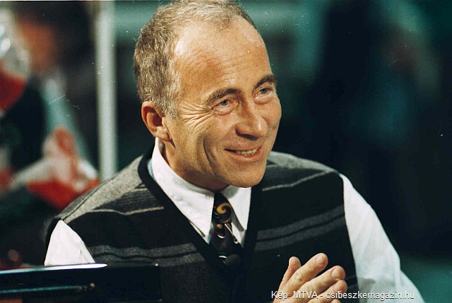 A Zenebutik műsorvezetője Juhász Előd