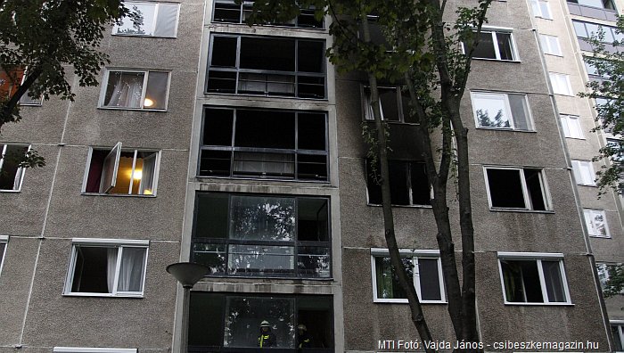 Miskolc, 2014. augusztus 26. Társasház Miskolcon, ahol kiégett egy második emeleti lakás 2014. augusztus 26-án. Egy lakót súlyos égési sérülésekkel, nyolcat füstmérgezés gyanújával vittek kórházba a mentők. 