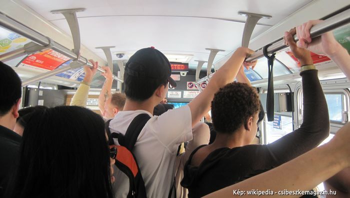 Tele a busz: diákok, nyugdíjasok