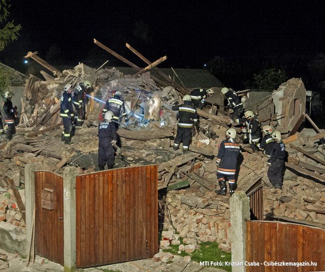 2014. október 8. Gázrobbanás miatt romba dőlt ház a Győrhöz közeli Bősárkányban 2014. október 7-én. A robbanásban megsérült ember egyedül tartózkodott a házban. 2014. október 8. Gázrobbanás miatt romba dőlt ház a Győrhöz közeli Bősárkányban 2014. október 7-én. A robbanásban megsérült ember egyedül tartózkodott a házban.