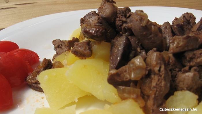 Pirított csirkemáj főtt krumplival Pirított csirkemáj receptje a Csibészke magazinban