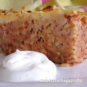 Rakott tészta tejföllel kínálva Rakott tészta tejföllel