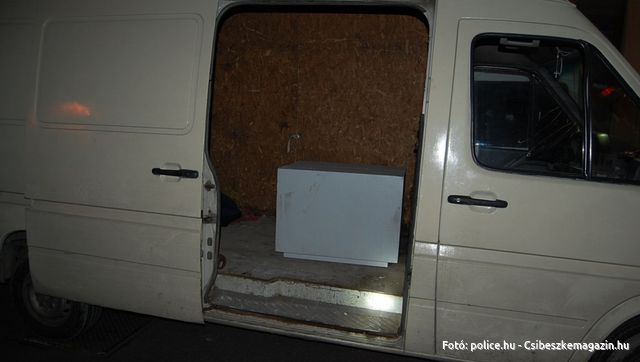 Az ellopott soproni páncélszekrény egy furgonban Az ellopott soproni páncélszekrény egy furgonban