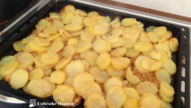 Tepsis csirkehús receptje - csirkemell és krumpli