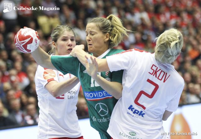 Szamoránsky Piroska, valamint a dán Line Jorgensen és Rikke Skov a 22. női kézilabda világbajnokság A csoportjában vívott Dánia - Magyarország mérkőzésen